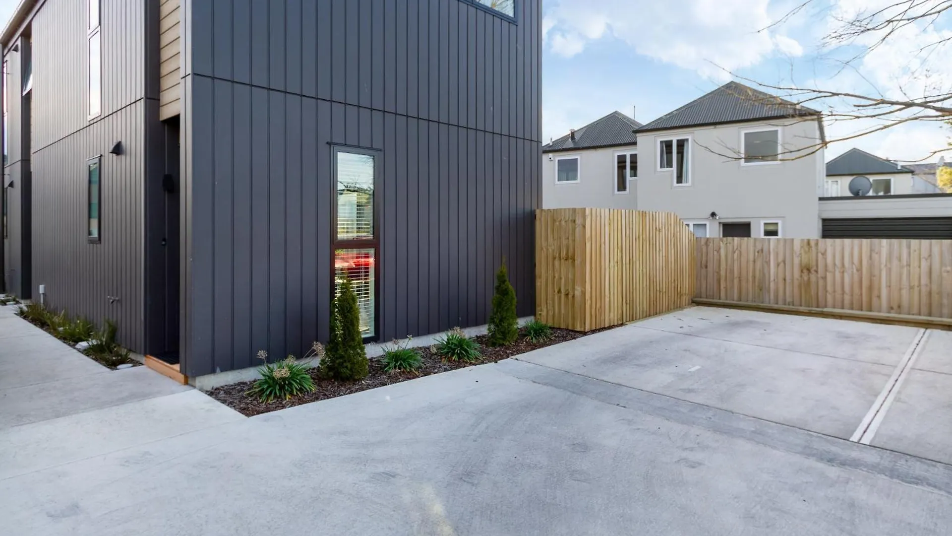 Apartment City Home With Car Park, Sunny Deck & 65-Inch Tv Christchurch