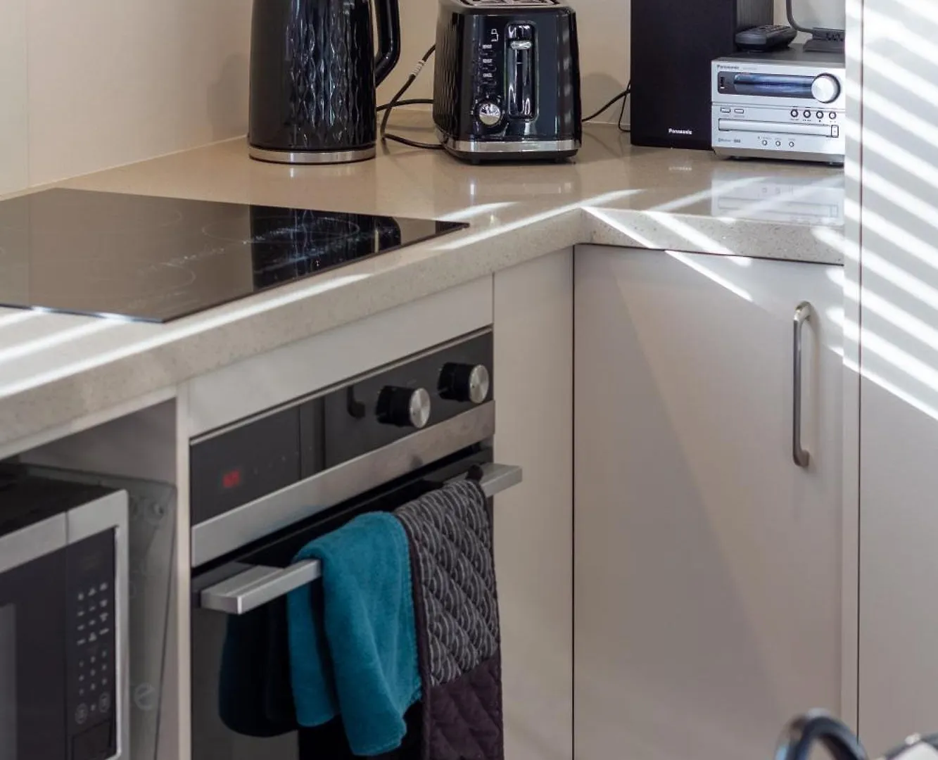City Home With Car Park, Sunny Deck & 65-Inch Tv Christchurch Apartment