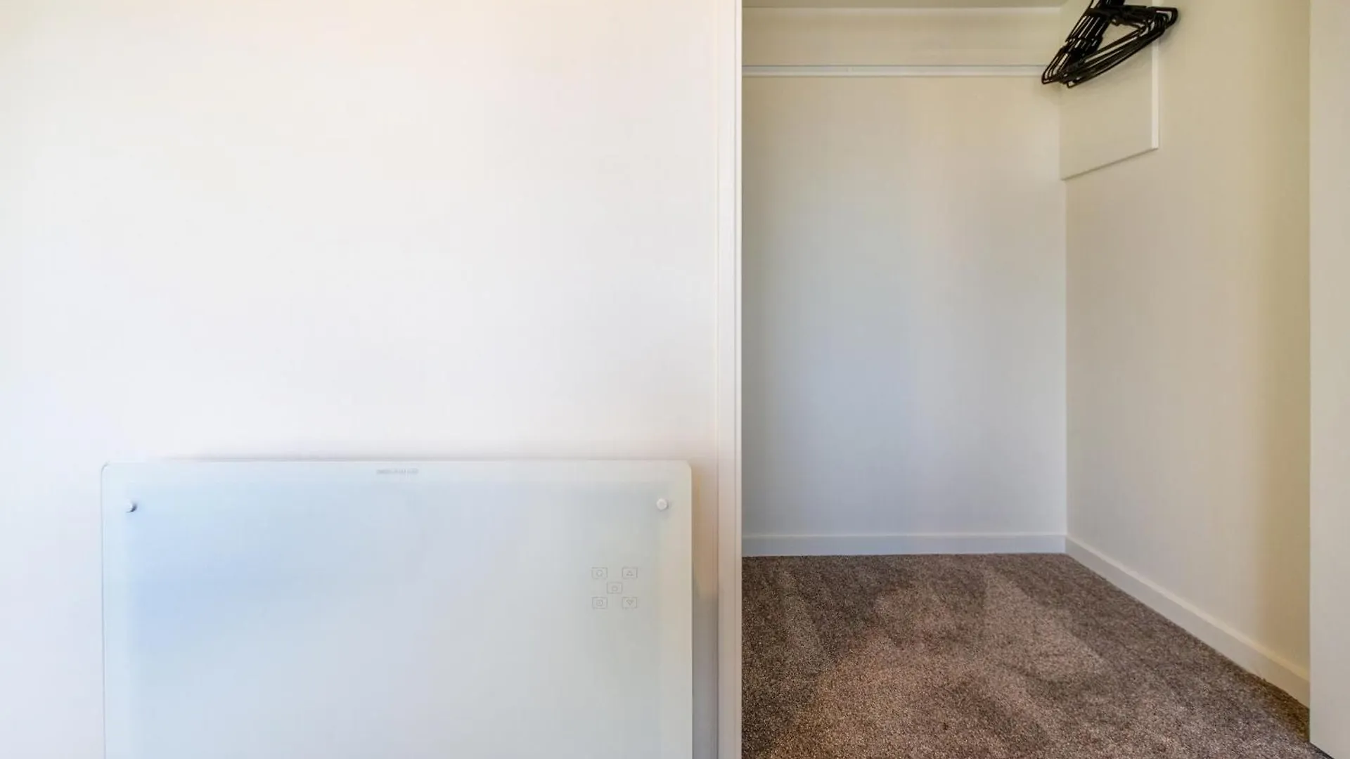 Apartment City Home With Car Park, Sunny Deck & 65-Inch Tv Christchurch