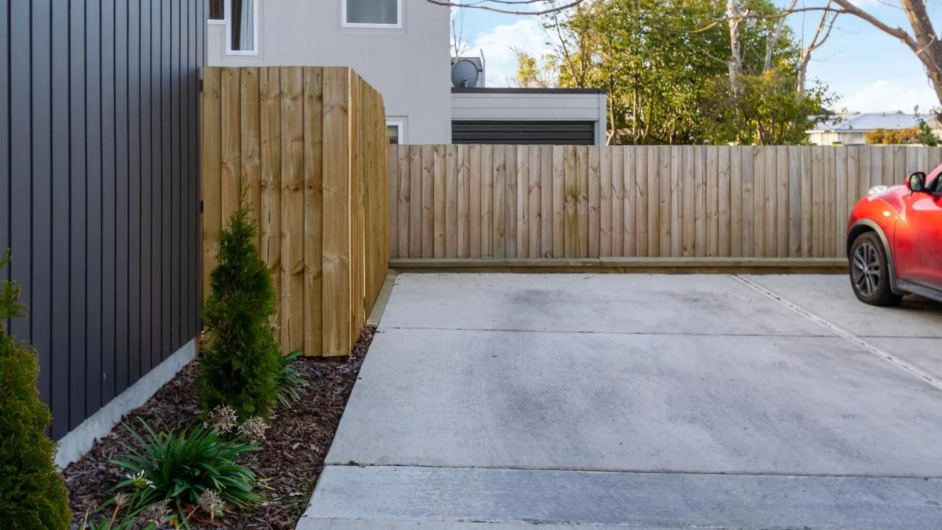 City Home With Car Park, Sunny Deck & 65-Inch Tv Christchurch