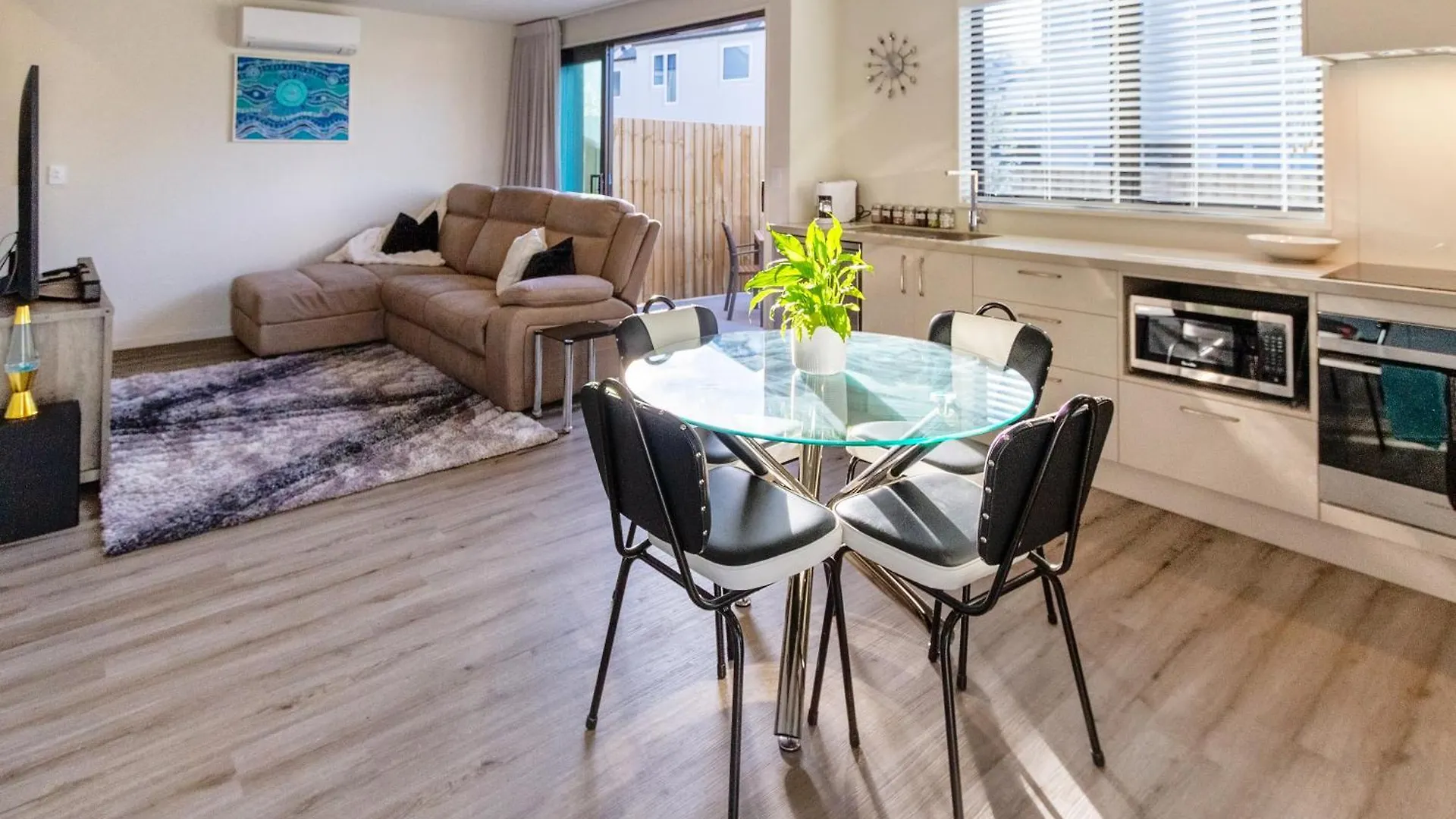 City Home With Car Park, Sunny Deck & 65-Inch Tv Christchurch 0*,
