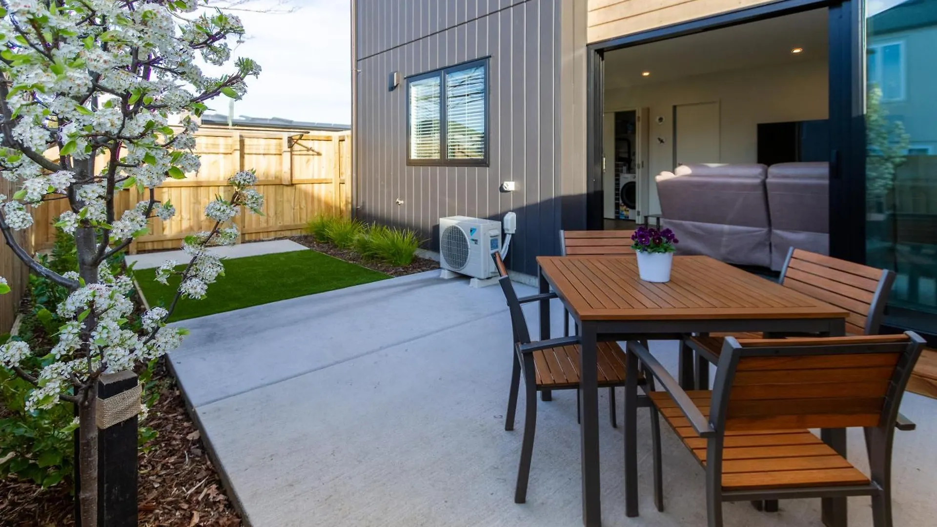 City Home With Car Park, Sunny Deck & 65-Inch Tv Christchurch