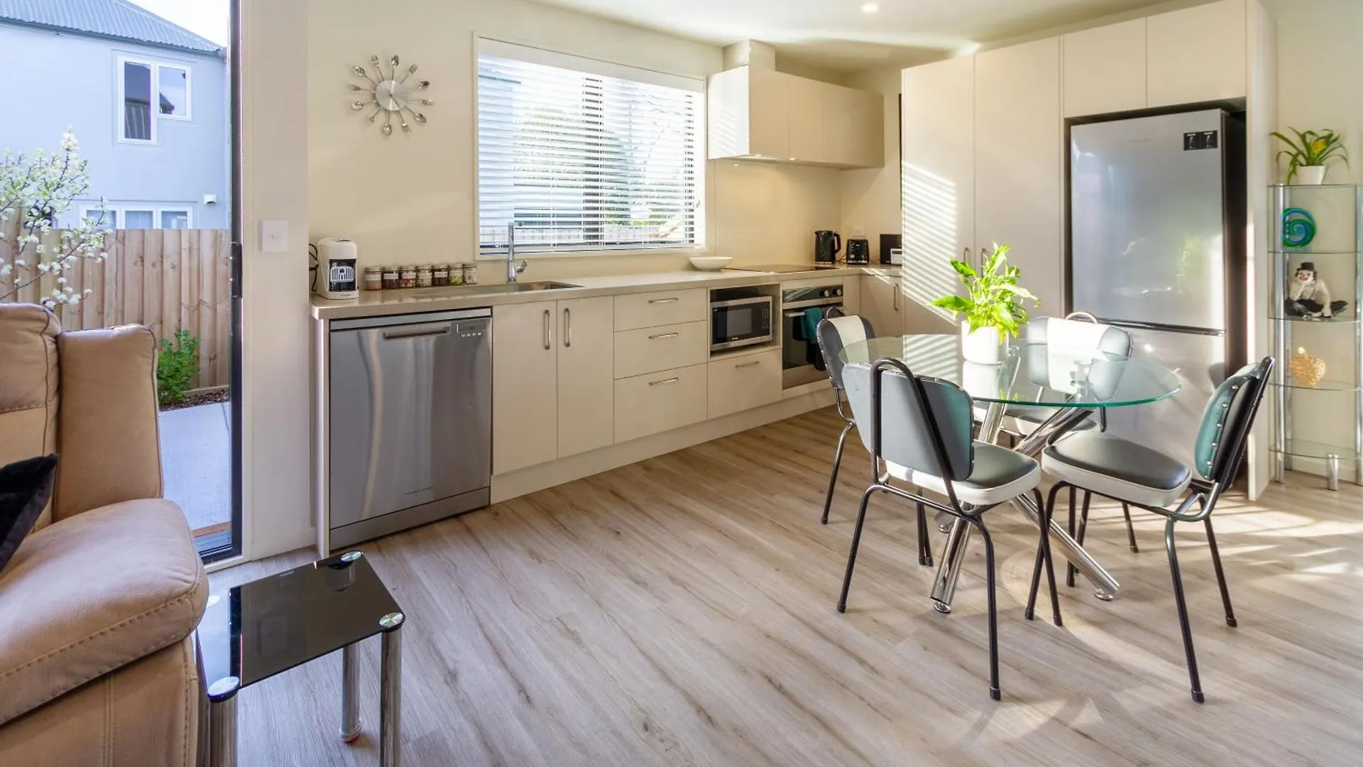 City Home With Car Park, Sunny Deck & 65-Inch Tv Christchurch New Zealand