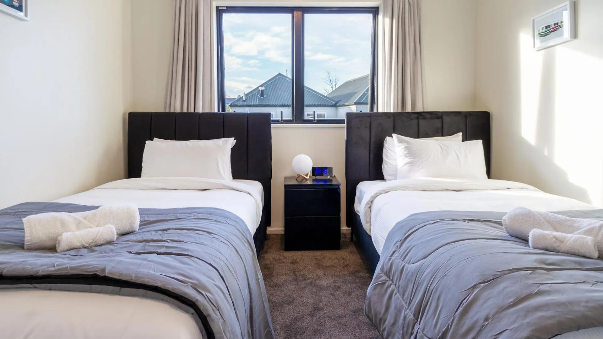 City Home With Car Park, Sunny Deck & 65-Inch Tv Christchurch New Zealand