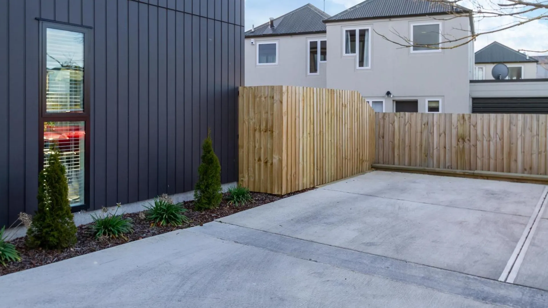 City Home With Car Park, Sunny Deck & 65-Inch Tv Christchurch 0*,  New Zealand