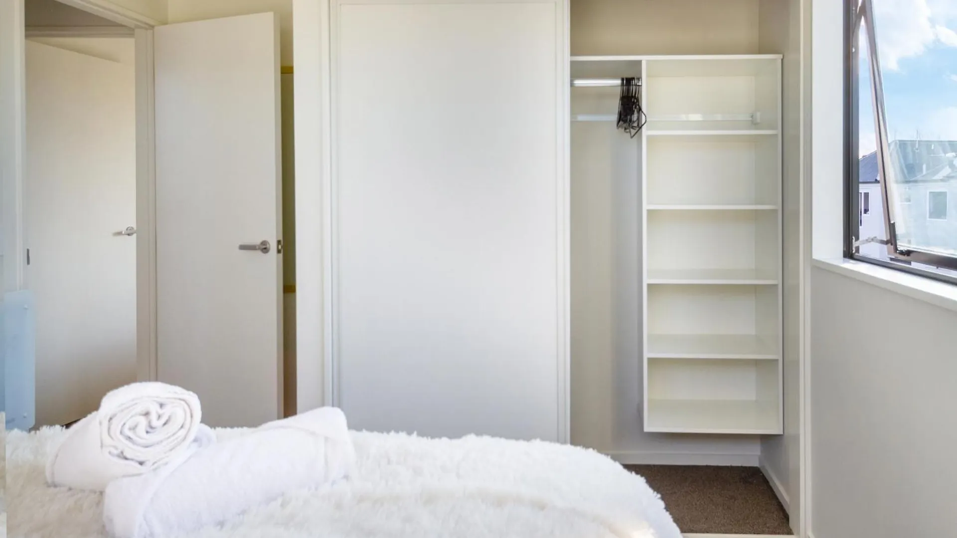 City Home With Car Park, Sunny Deck & 65-Inch Tv Christchurch Apartment