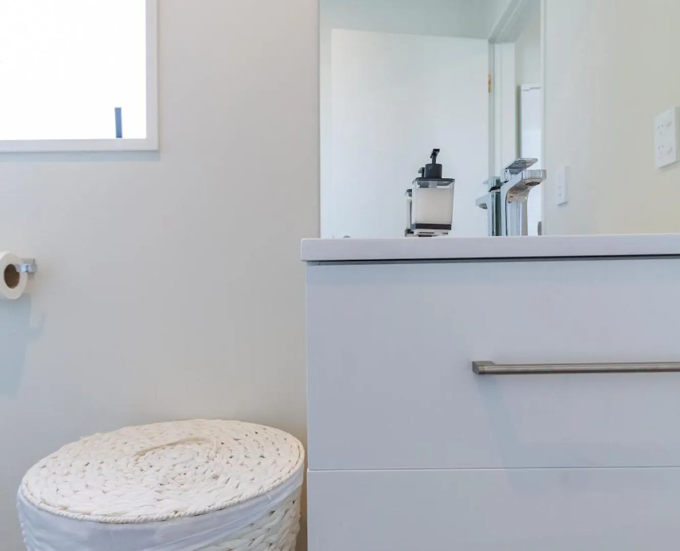City Home With Car Park, Sunny Deck & 65-Inch Tv Christchurch Apartment