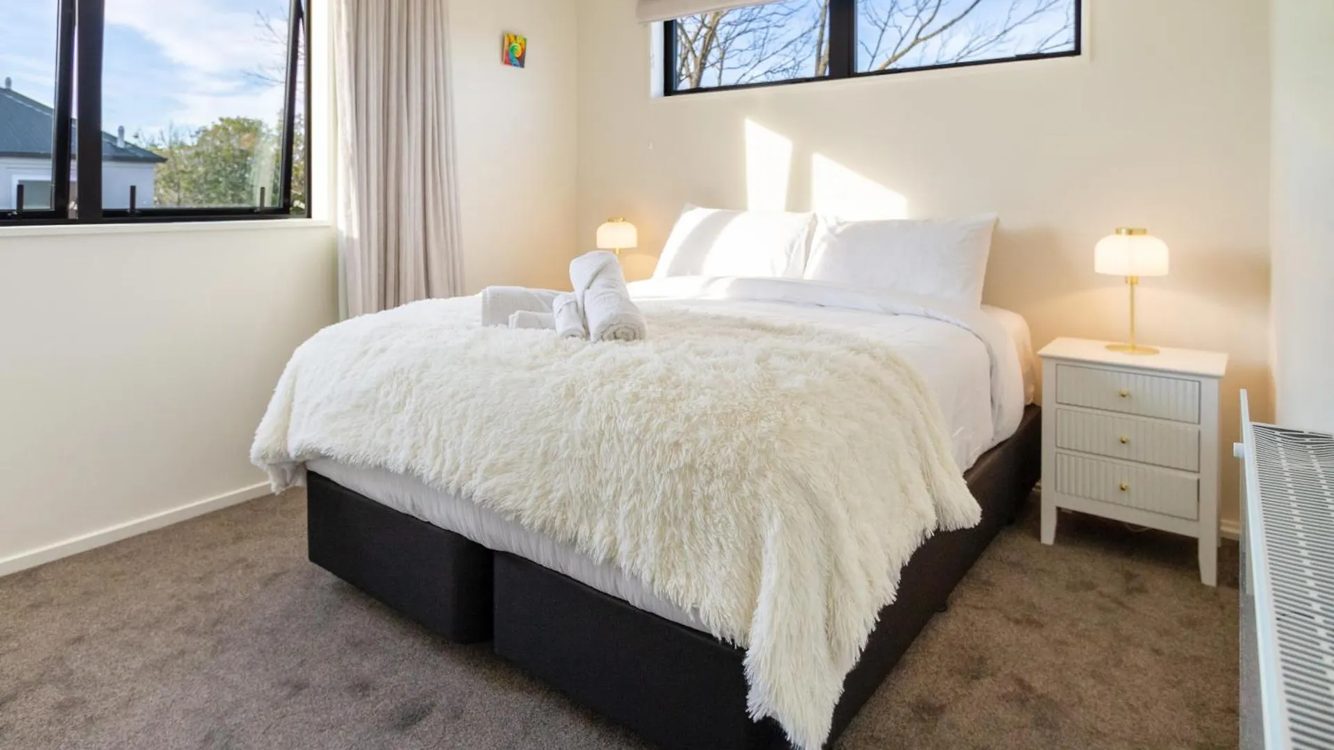 City Home With Car Park, Sunny Deck & 65-Inch Tv Christchurch