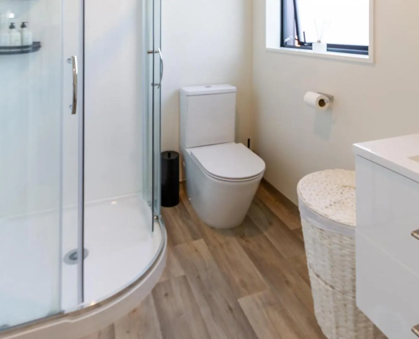 Apartment City Home With Car Park, Sunny Deck & 65-Inch Tv Christchurch New Zealand